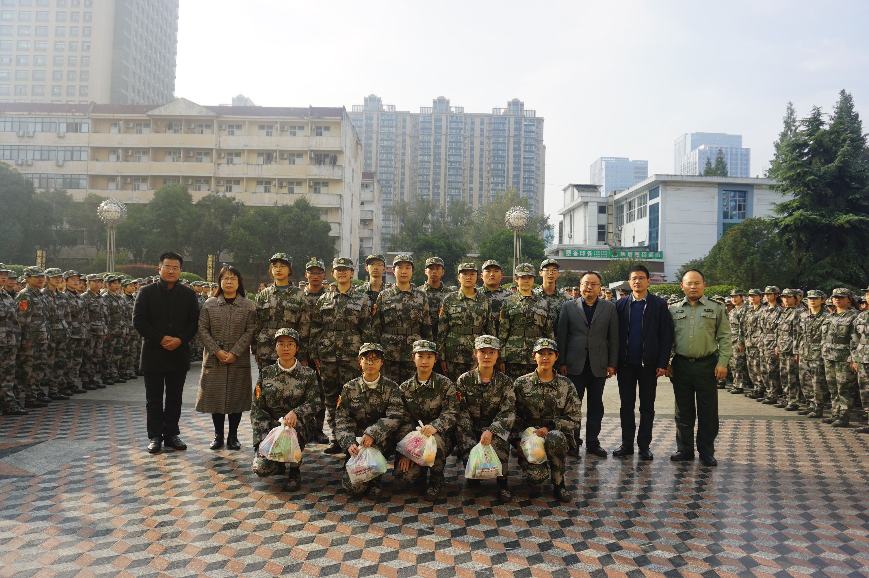 领导同学合照.JPG